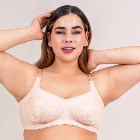 Mujer luciendo brasier de busto grande