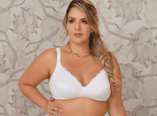 mujer usando un brasier en tendencia en ropa femenina 2025