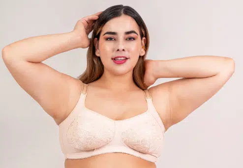 mujer usando un brasier en tendencia en ropa femenina 2025