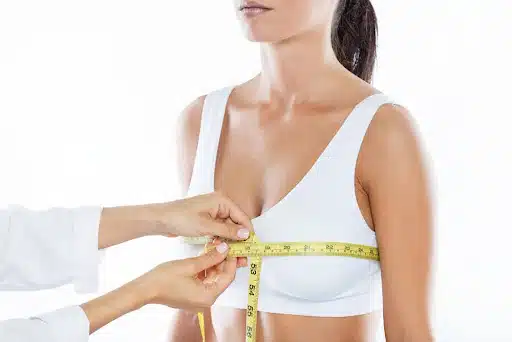 mujer midiendo su busto