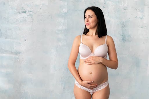 Mujer embarazada utilizando brasier materno