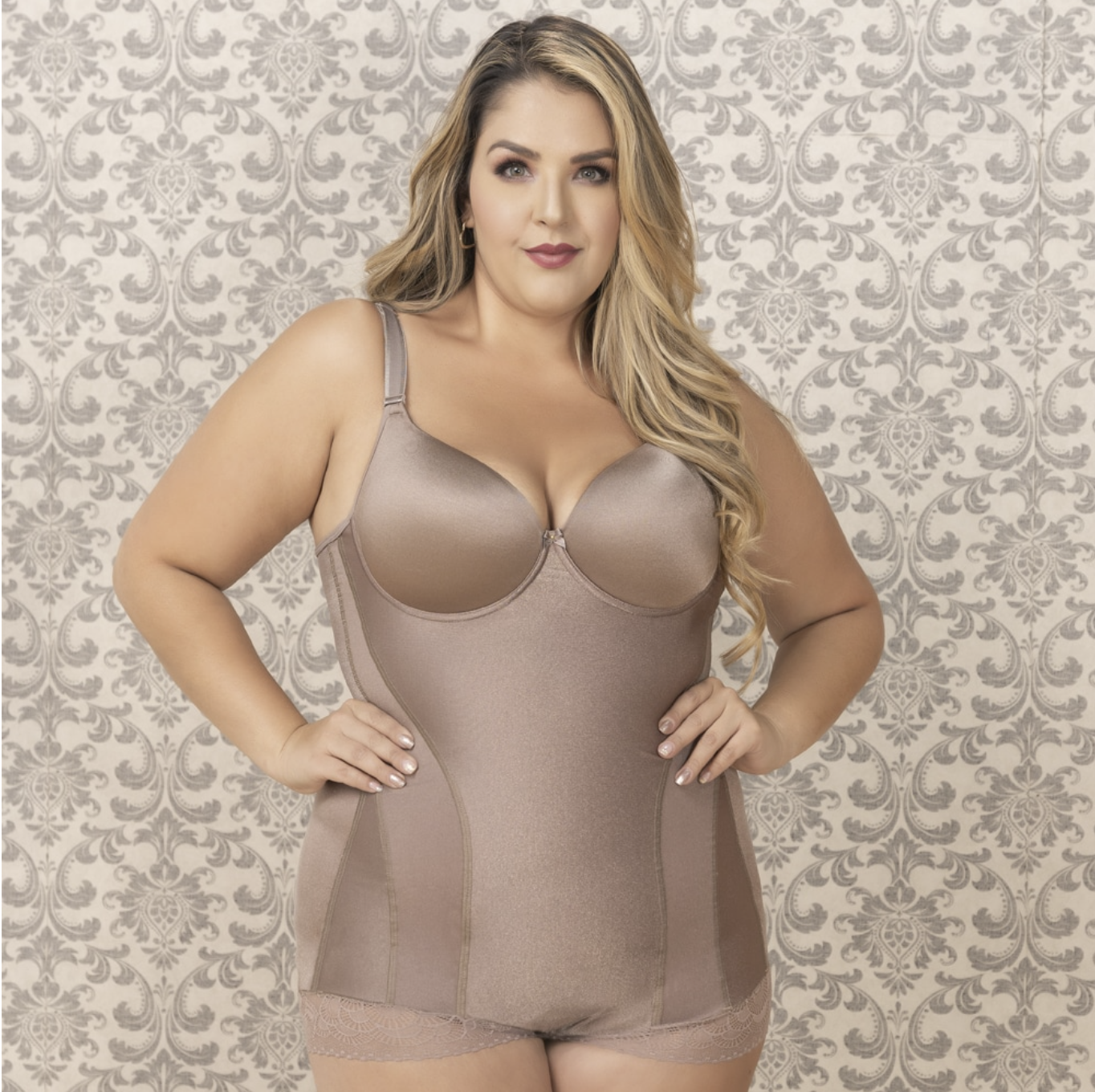 Mujer con body control abdomen