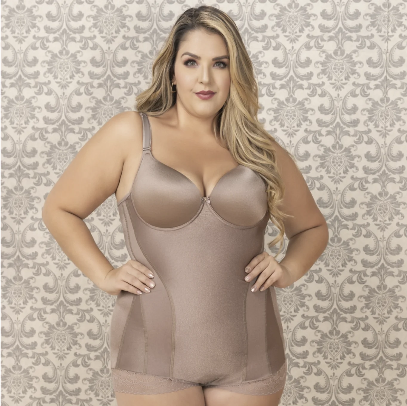 Mujer con body control abdomen