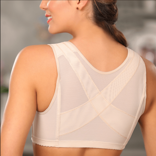 Mujer mostrando espaldar de su ropa interior de algodón